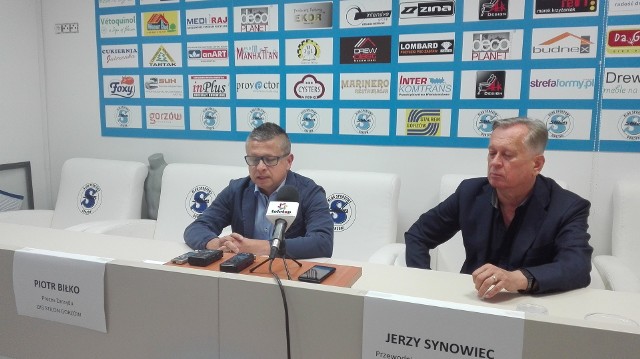 Prezes Stilonu Gorzów Piotr Biłko oraz przewodniczący komisji rewizyjnej klubu Jerzy Synowiec na konferencji prasowej