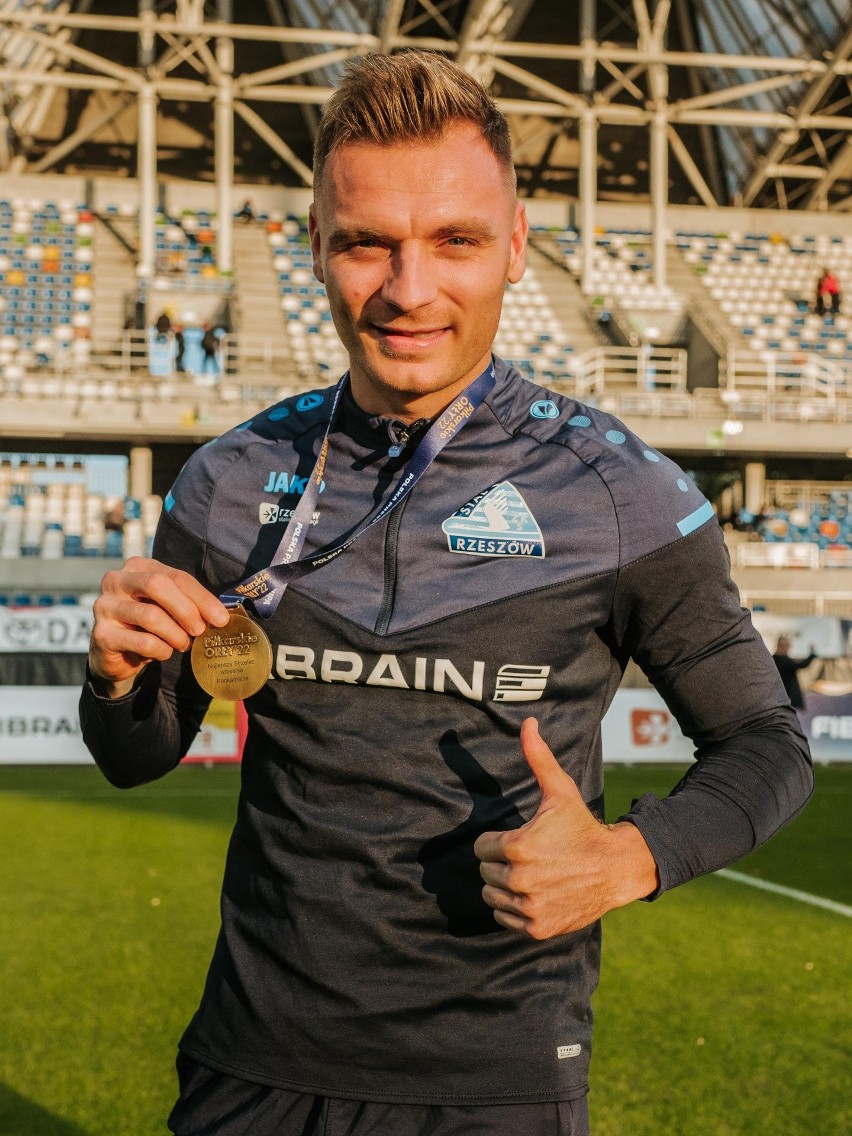 Piłkarskie Orły. Damian Michalik ze Stali Rzeszów odebrał medal za zwycięstwo w wrześniowym notowaniu