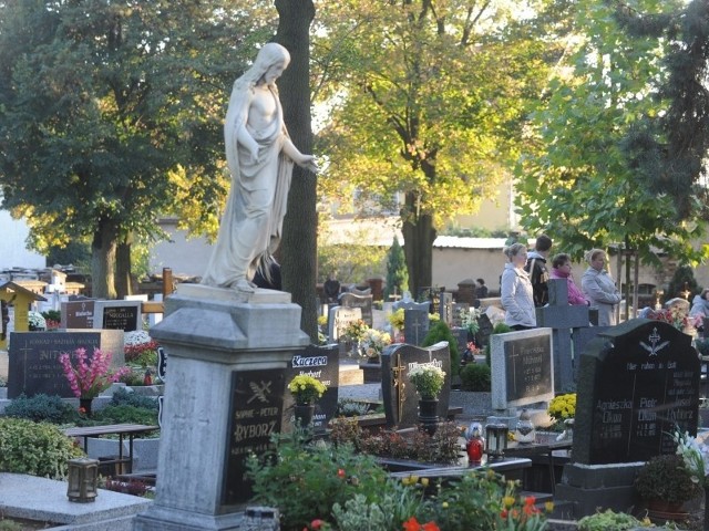 Coraz częściej miejsca pochówku wyznacza nie tylko nagrobna płyta, ale okazałe nagrobki, za które trzeba zapłacić od kilkunastu do kilkudziesięciu tysięcy złotych.