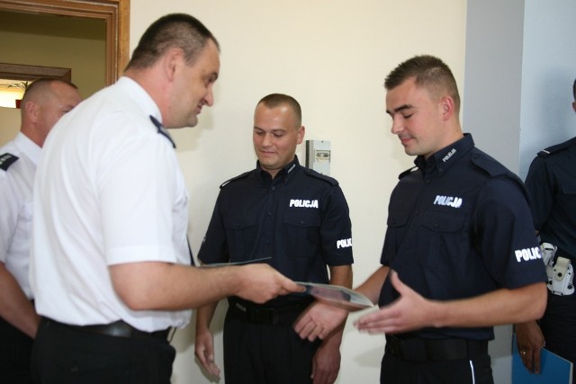 Komendant Karol Szwalbe (z lewej) nagrodził między innymi Marcina Zakrzewskiego i Łukasza Soleckiego, zwycięzców na Mazowszu Turnieju Par Patrolowych