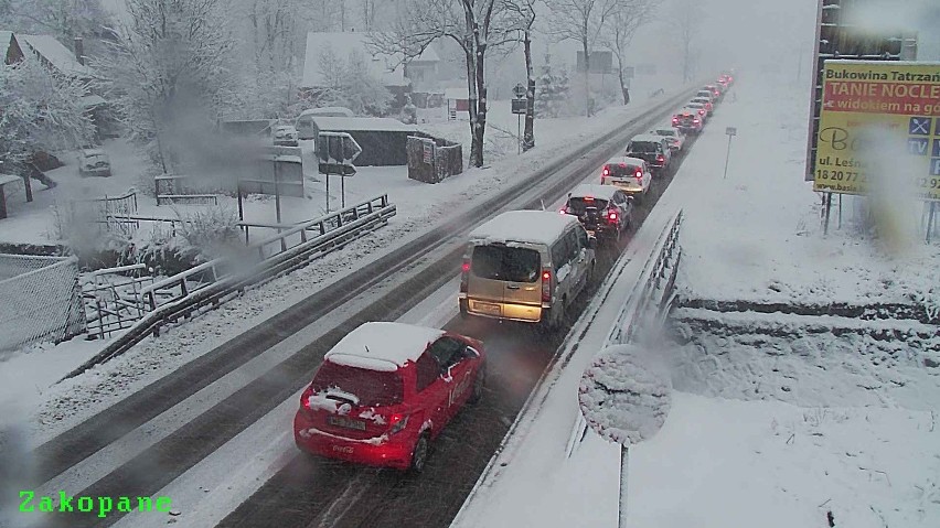 Sypnęło śniegiem. Fatalne warunki drogowe na Podhalu