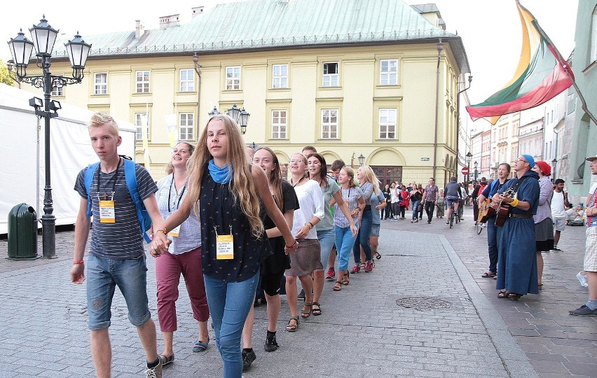 Kraków. Rynek opanowany przez pielgrzymów [ZDJĘCIA]