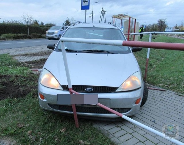 Policjanci z Nysy zatrzymali 38-letniego kierowcę forda, który posiadał dożywotni zakaz prowadzenia pojazdów. Mimo to wsiadł za kierownicę, uderzył w przydrożne barierki i pieszo uciekł z miejsca zdarzenia.