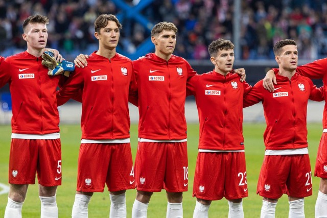 Reprezentacja Polski U-20 z Karolem Struskim w składzie (drugi z prawej) zremisowała z Niemcami