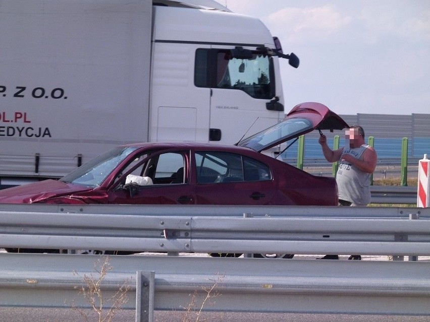 Wypadek na A-2. Pijany kierowca jechał pod prąd. Trzy osoby ranne [ZDJĘCIA]