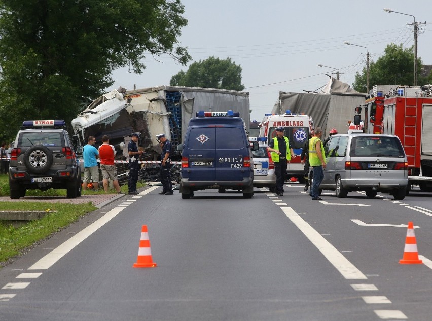 Tragiczny wypadek pod Piotrkowem. 2 osoby zginęły w zderzeniu 3 tirów [ZDJĘCIA+FILM]