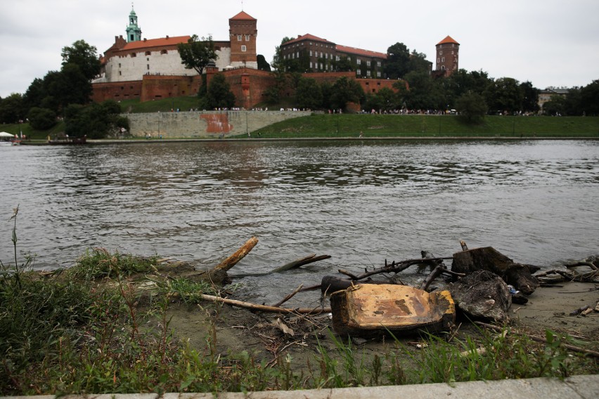 Kraków. Śmietnisko pod Wawelem, Wisła naniosła śmieci [GALERIA]