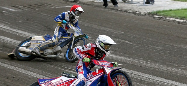 Krzysztof Lewandowski (czerwony kask) i Wiktor Przyjemski (biały) podczas zawodów na Motoarenie