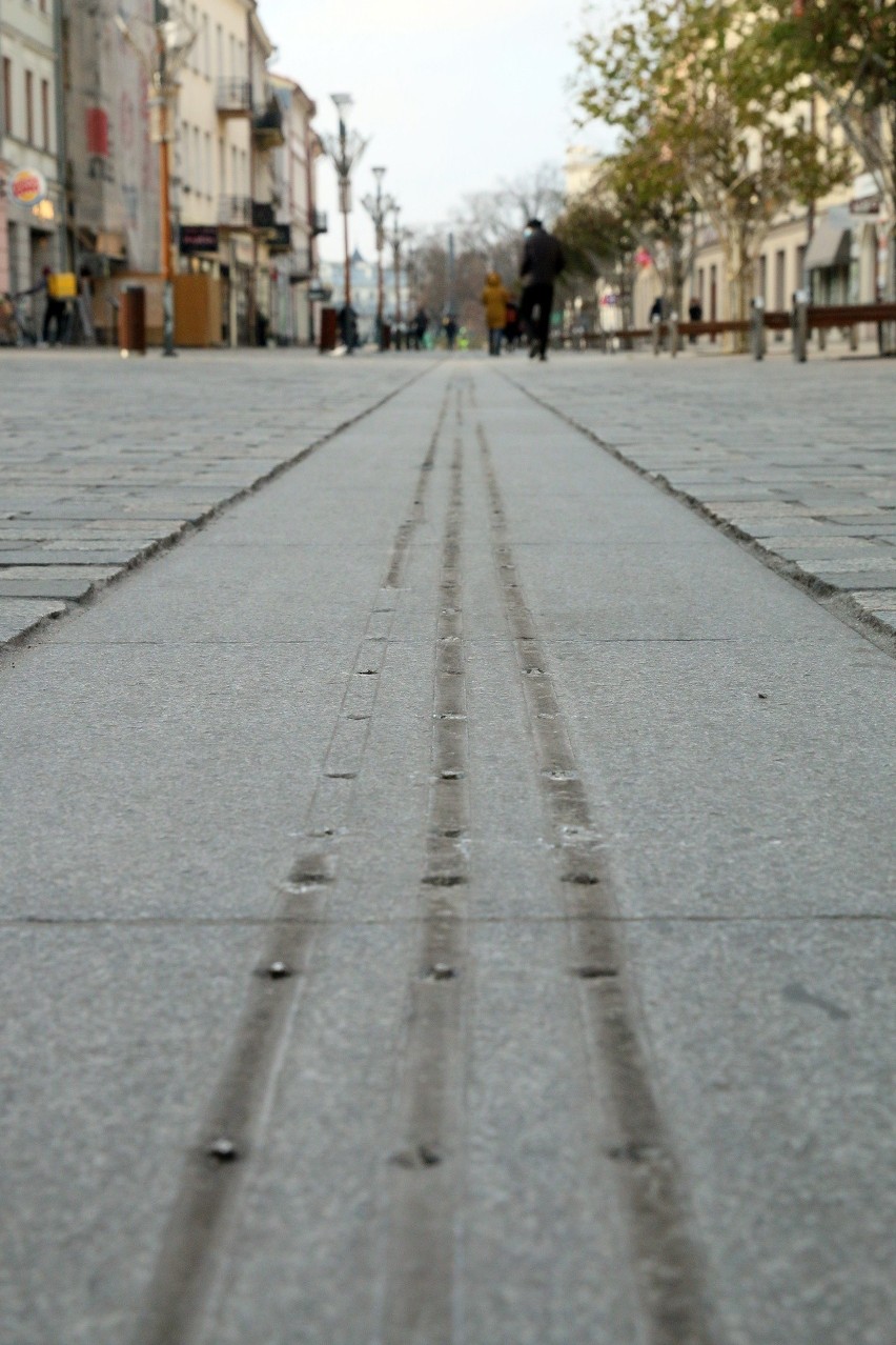 Prowadnice dla niewidomych zniknęły z Krakowskiego Przedmieścia w Lublinie. Dlaczego?