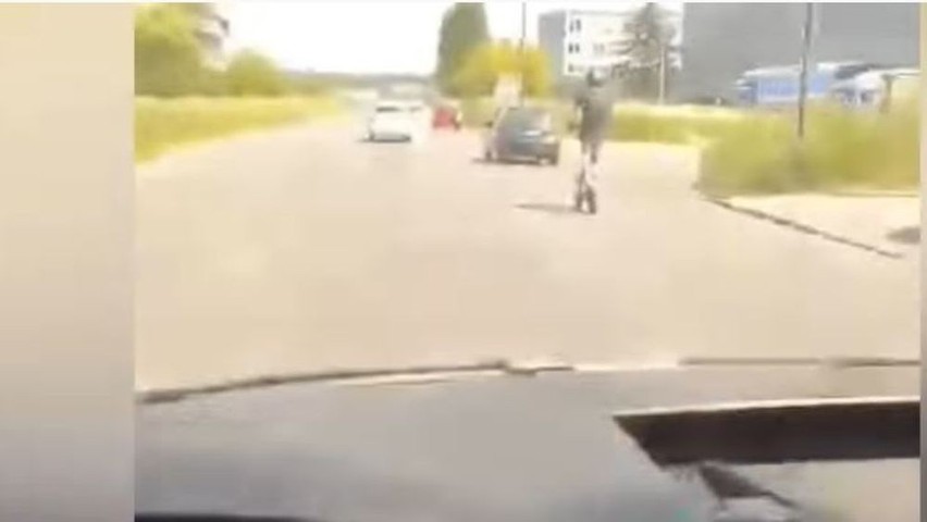 Na opublikowanym filmie widać, jak mężczyzna jadąc hulajnogą...