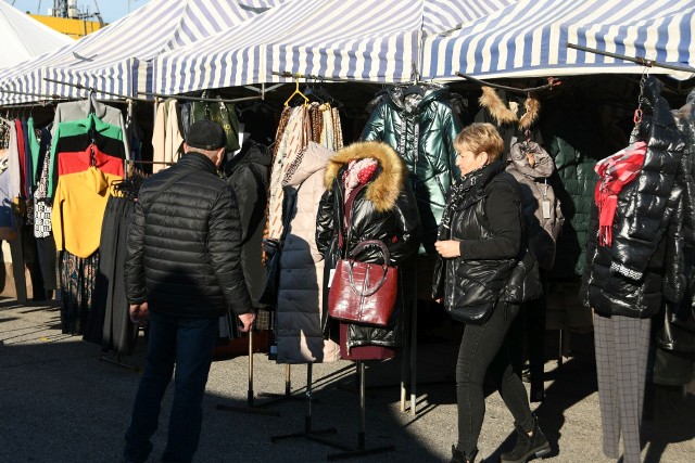 Zabawki, antyki, dawne sprzęty elektroniczne, ale przede wszystkim ubrania czy buty - na giełdzie w Miedzianej Górze pod Kielcami można znaleźć niemal wszystko. Nie brakowało też stoisk z narzędziami, akcesoriami samochodowymi oraz kwiatami i zniczami. Również w niedzielę, 31 października, nie brakowało sprzedających z takimi produktami. Zobaczcie, co cieszyło się największym zainteresowaniem kupujących>>>