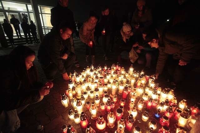 Miejsce tragicznych wydarzeń z 14 października. Pod łącznikiem, w którym tratowali się uczestnicy imprezy, studenci uczelni zapalają znicze