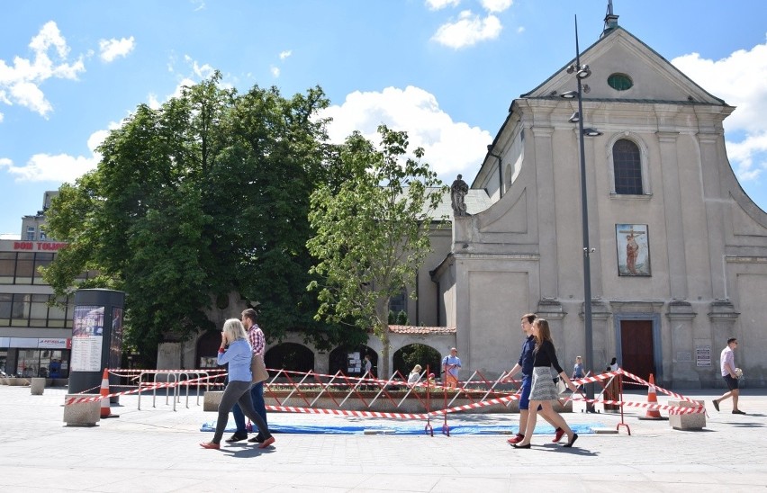 Plac Litewski w Lublinie. Policjanci zniszczyli fragment nowego chodnika (ZDJĘCIA)