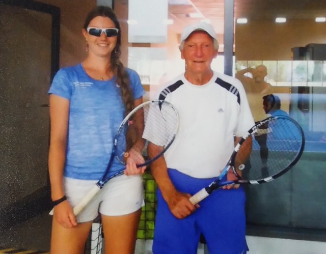 Stefan Kulczyk, 84-letni mieszkaniec Nowego Sącza, w towarzystwie Katarzyny Pyki, instruktorki tenisa ziemnego