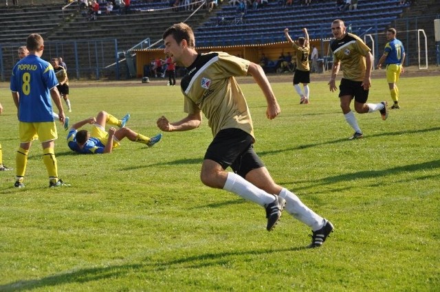 Tak obrońca skarżyskiego Granatu Bartosz Styczyński (na pierwszym planie) fetował zdobycie gola na 1:0 w meczu z Popradem Muszyna.