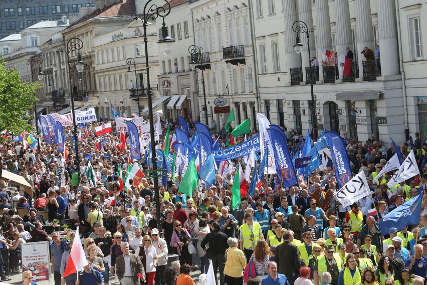 Marsz zorganizowany przez KOD i opozycję przeszedł w sobotę...