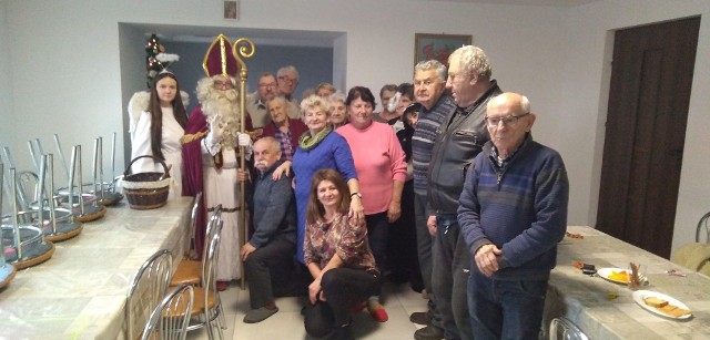 Święty Mikołaj w Klubie Senior+ w Skalbmierzu został bardzo ciepło przyjęty.