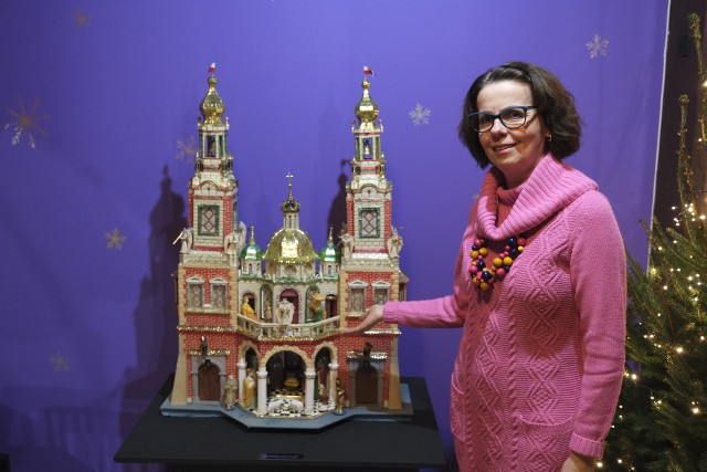 Na wystawie w Muzeum Etnograficznym prezentowanych jest 41 szopek krakowskich. Przy jednej z nich - Hanna Łopatyńska, kuratorka wystawy