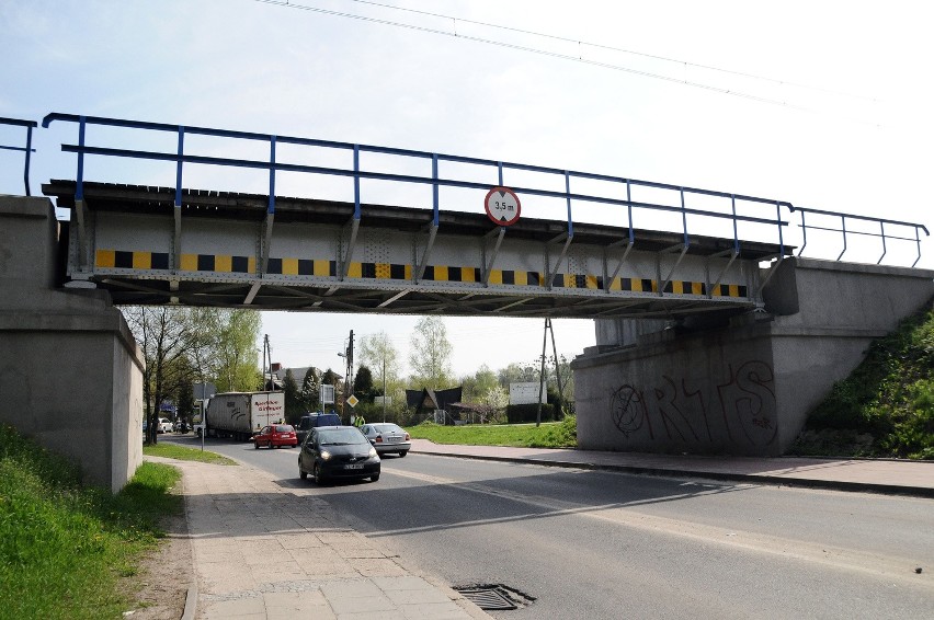 Tir nie zmieścił się pod wiaduktem kolejowym nad ul....