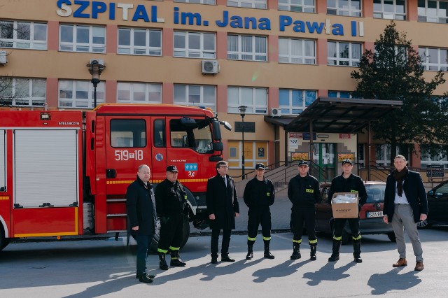 Strażacy z Krasocina podczas przekazania maseczek