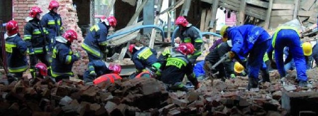 Zawalenie się ściany w galerii Alfa było największą katastrofą budowlaną w Białymstoku od lat. Strażacy, poszukujący zaginionego 25-letniego robotnika, pracowali z narażeniem życia. To była akcja, którą większość z nich wspomina do tej pory.