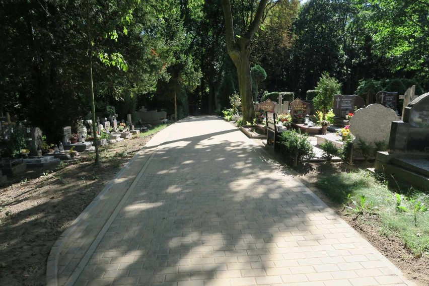 Nowe alejki na cmentarzu w Zdrojach  