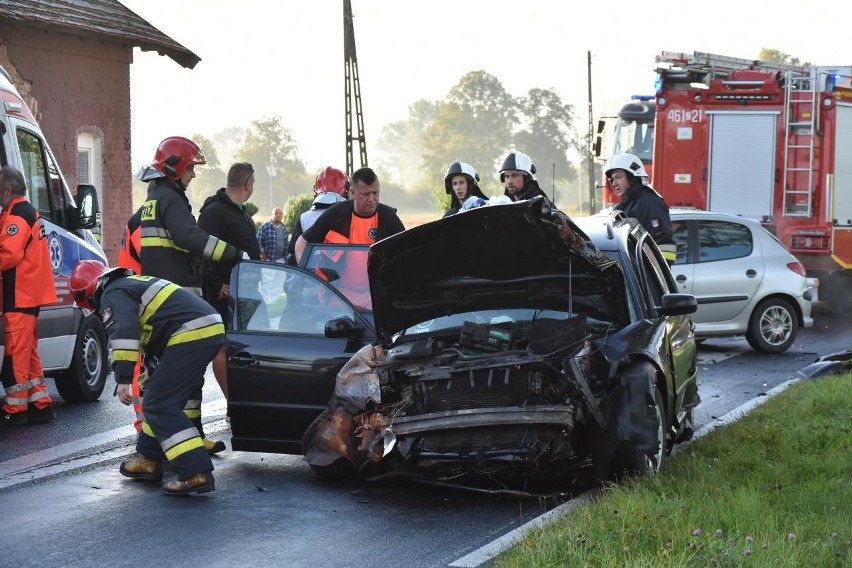 Wypadek pod Kamieniem. Passat uderzył w budynek [ZDJĘCIA]