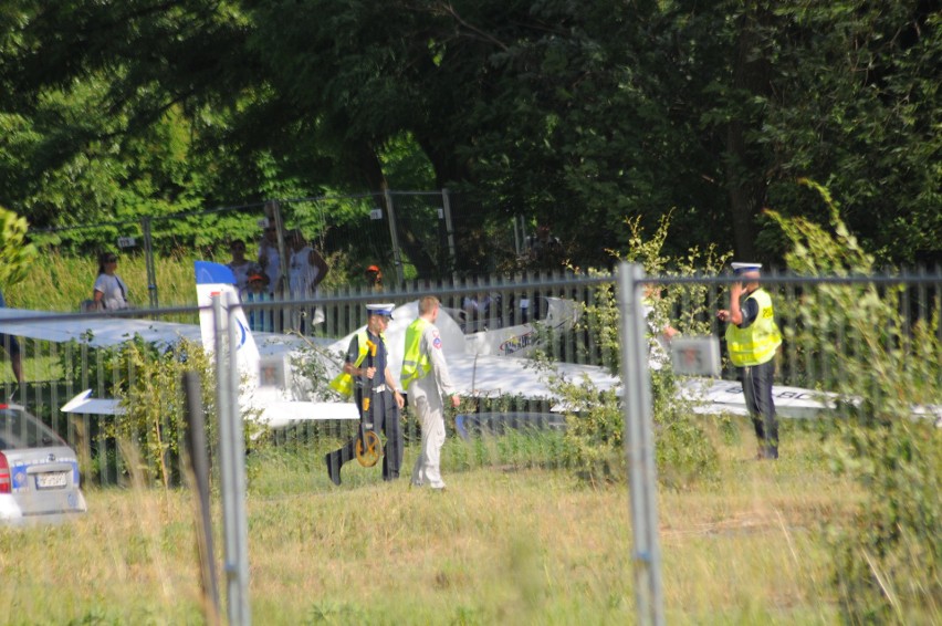 Awaryjne lądowanie szybowca w czasie Małopolskiego Pikniku Lotniczego, pokazy były wstrzymane