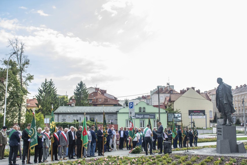 Ludowcy uczcili  Dzień Czynu Chłopskiego przed pomnikiem Wincentego Witosa w Kielcach (DUŻO ZDJĘĆ) 