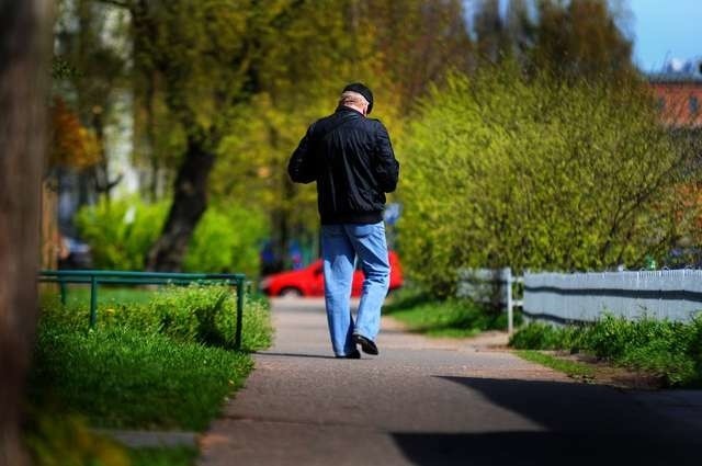 Osoby starsze i niepełnosprawni chcieliby mieć wszędzie tak proste i równe chodniki...  