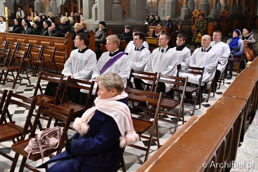 Białystok: Modlitwa za zmarłych biskupów i kapłanów w archikatedrze [ZDJĘCIA]