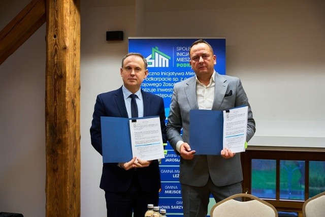 Umowę na budowę pierwszych mieszkań w ramach SIM po koniec listopada br. podpisali Krzysztof Mazur, prezes SIM Podkarpacie Sp. z o.o. oraz Łukasz Płocica, prezes firmy Eurobud Grupa Sp. z o.o., która zrealizuje tę inwestycję.