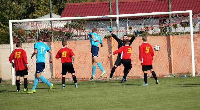 W piątoligowych derbach powiatu świeckiego Wda II/Strażak Przechowo rozgromiła Pomorzanina Serock 5:0 (3:0). Tak padła pierwsza bramka strzelona przez Wojciecha Ratkowskiego.