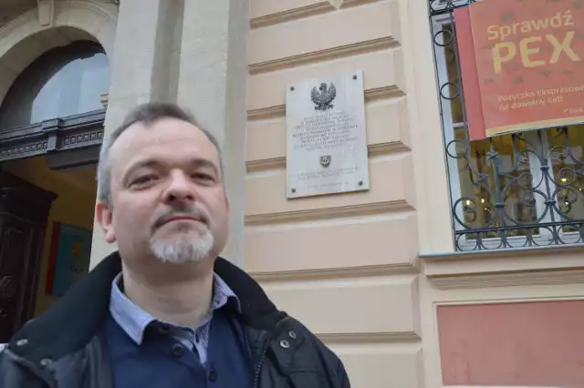 Piotr Dziża stoi obok tablicy na ulicy Wałowej, którą wmurowano z okazji obchodów 90-lecia odzyskania przez Tarnów niepodległości