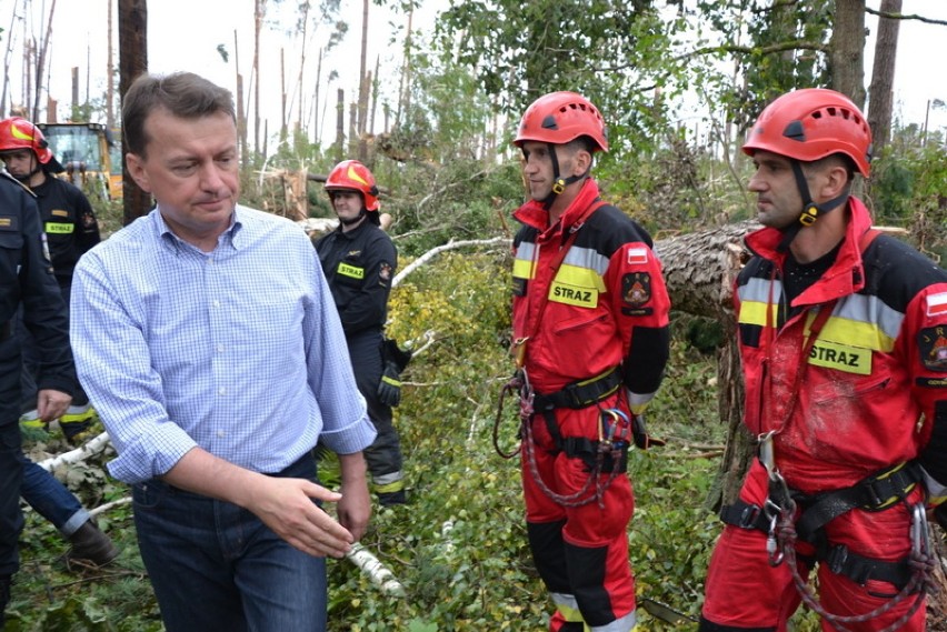 M. Błaszczak spotkał się ze strażakami koło Suszka. "Zrobiliśmy wiosła ze znaku, z desek, konarów"