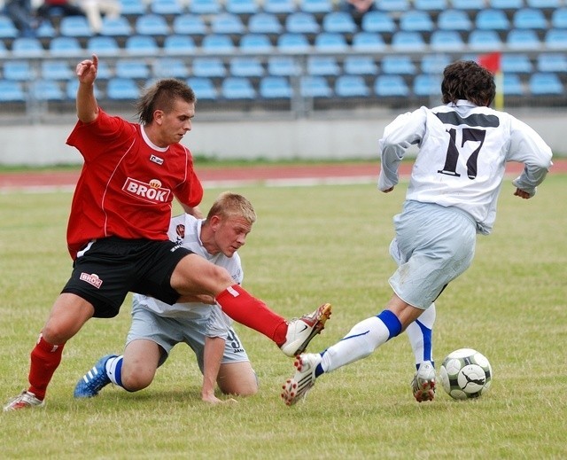 Piłkarze Bałtyku (czerwone koszulki) pokonali młodzież z Gdyni.