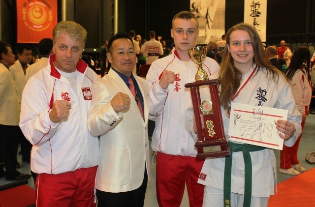 Od lewej: prezes Kieleckiego Klubu Karate Kyokushin Koronea Krzysztof Borowiec, prezydent Światowej Federacji Shinkyokushin Karate (WKO) Japończyk Kenji Midori, Filip Grębosz i Katarzyna Jaśkowska.