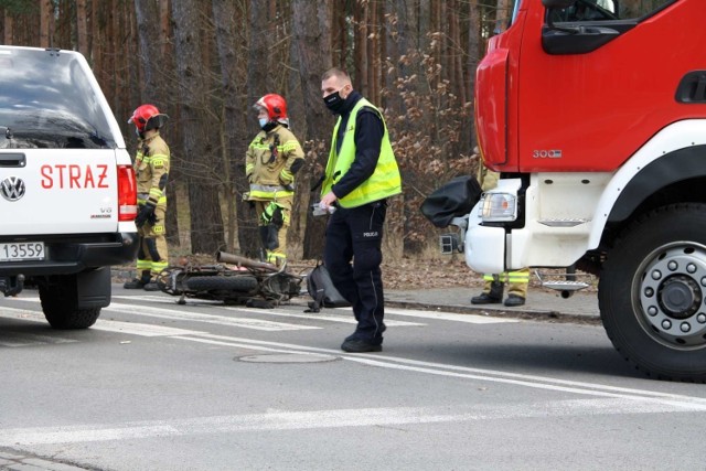 Przed godz. 14 w Bielsku koło Międzychodu doszło do wypadku. Kierująca oplem 20-letnia mieszkanka Międzychodu wymusiła pierwszeństwo na 46-letnim kierowcy motocykla. Rannego kierowcę jednośladu do szpitala zabrał helikopter LPR. Zobacz więcej zdjęć --->