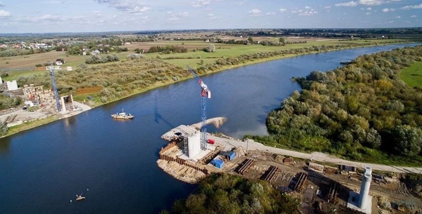 Budowa mostu w Nowym Korczynie idzie dobrze. Nie będzie przerw w kursowaniu promu (ZDJĘCIA Z DRONA)