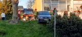 W Bytowie auto zjechało z parkingu i zatrzymało się na skarpie. O krok od tragedii [ZDJĘCIA]