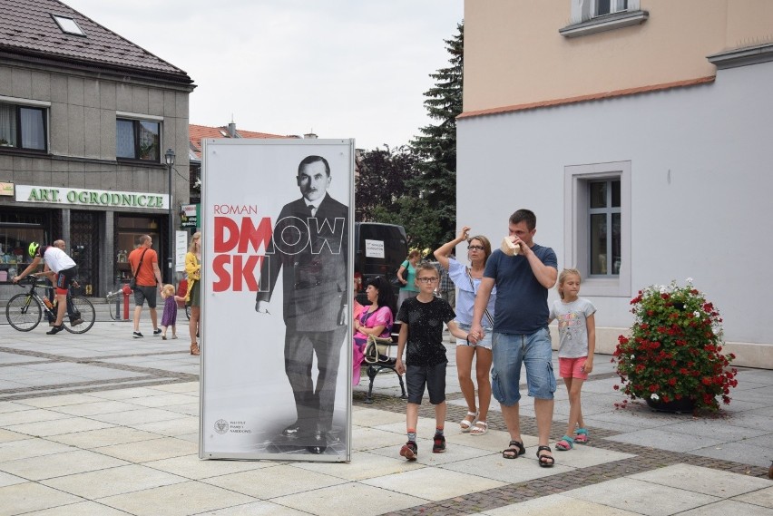 Rynek w Krzeszowicach z "Ojcami Niepodległości". Edukacja na biało-czerwonym szlaku