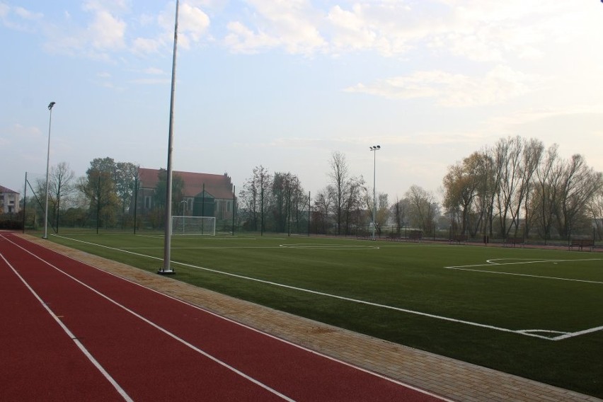 Gmina Czyżew. Nowoczesne boisko sportowe w Rosochatem Kościelnym oficjalnie odebrane. Inwestycja na prawie 2 mln złotych