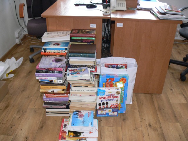 W Starostwie Powiatowym w Sandomierzu, dział promocji pokój 308 już leżą pierwsze książki i gry.