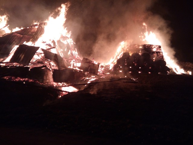 Przed godziną 5 w miejscowości Stefanów zapaliła się  stodoła oraz stóg siana. Strażacy zapobiegli rozprzestrzenianiu się pożaru na pobliskie budynki.