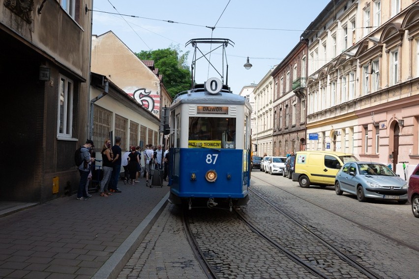Kraków. Zabytkowe tramwaje i autobusy wyjechały na ulice miasta [ZDJĘCIA]