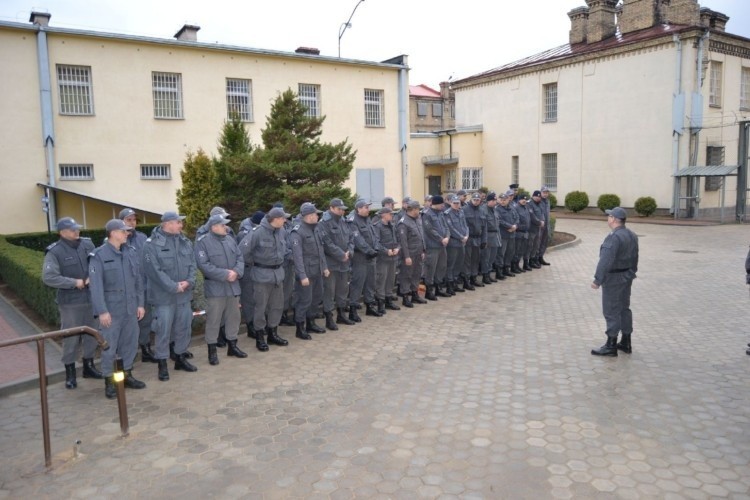 Jako, że ogień przybierał na sile, dyrektor aresztu podjął...