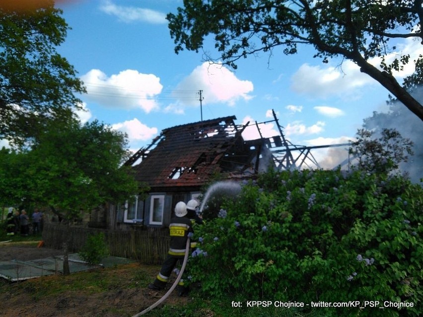 Pożar w Malachinie. Spłonął drewniany dom. 85-letnia kobieta bez dachu nad głową 