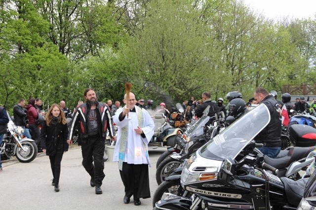 Około 3,5 tysiąca motocyklistów z całej Polski i z zagranicy przybyło na IV Świętokrzyskie Rozpoczęcie Sezonu Motocyklowego do sanktuarium relikwii Drzewa Krzyża Świętego. ZOBACZ NA KOLEJNYCH SLAJDACH>>>Po raz  kolejny na Świętym Krzyżu można było podziwiać motocykle, zarówno te nowoczesne jak i te zabytkowe. Mszy świętej sprawowanej w plenerze przed zachodnim skrzydłem klasztoru przewodniczył rektor bazyliki mniejszej na Świętym Krzyżu ojciec Dariusz Malajka. - To już czwarta edycja wspólnej modlitwy w tym wyjątkowym miejscu uświęconym obecnością relikwii Drzewa Krzyża Świętego. Dziś wśród nas są także kapłani z diecezji sandomierskiej, miłośnicy jednośladów. Jest z nami ksiądz Piotr Sołdyga z parafii świętego Michała z Ostrowca Świętokrzyskiego oraz ksiądz Adam Pikula z parafii św. Katarzyny z Iwanisk. Jesteśmy tutaj z potrzeby serca, aby prosić Boga przez wstawiennictwo Najświętszej Maryi Panny – Królowej Polski - za siebie, aby każdy wyjazd z domu był szczęśliwy, roztropny i byśmy powracali z wielu szlaków, które sobie obieramy realizując pasję jazdy motocyklem. Tutaj chcemy także szczególnie przypomnieć sobie jak cennym darem od Boga jest nasze życie. Będąc za kierownicą naszych maszyn – pamiętajmy o innych użytkownikach dróg. Przestrzegajmy przepisów ruchu drogowego a na pewno nasze podróżowanie będzie bezpieczne - mówił ojciec Dariusz Malajka.Kazanie podczas Mszy świętej wygłosił ojciec Zygfryd Wiecha, pełniący posługę ekonoma w świętokrzyskim klasztorze. Zwrócił uwagę na obecność Maryi w naszej Ojczyźnie. - Od zarania dziejów naszego narodu Maryja była z nami. Do niej tak bardzo chętnie zwracamy się z prośbą by orędowała za nami u Swego Syna. Bo przecież to pod Krzyżem, na Golgocie stała się naszą Matką.  Dlatego dziś po raz kolejny za wzorem naszych praojców wołamy: Tyś wielką chlubą naszego narodu. Maryjo bądź naszą obroną, uczuć nas wierności Bożemu Prawu, Bożemu Słowu! Przyzywamy dziś Twego przemożnego orędownictwa: prowadź nas drogami prawdy, uczciwości i miłości - mówił ojciec Zygfryd Wiecha.Po modlitwie po komunii świętej ojciec Dariusz odmówił modlitwę w intencji kierowców i właścicieli motocykli. Następnie zasiadając w jednym z jednośladów przejechał plac oraz drogę przez Puszczę Jodłową kropiąc wodą święconą motocykle i ich właścicieli. Niezwykle zadowolony z przebiegu tego wydarzenia i licznej grupy motocyklistów był organizator Grzegorz Niedzielski. (dor)