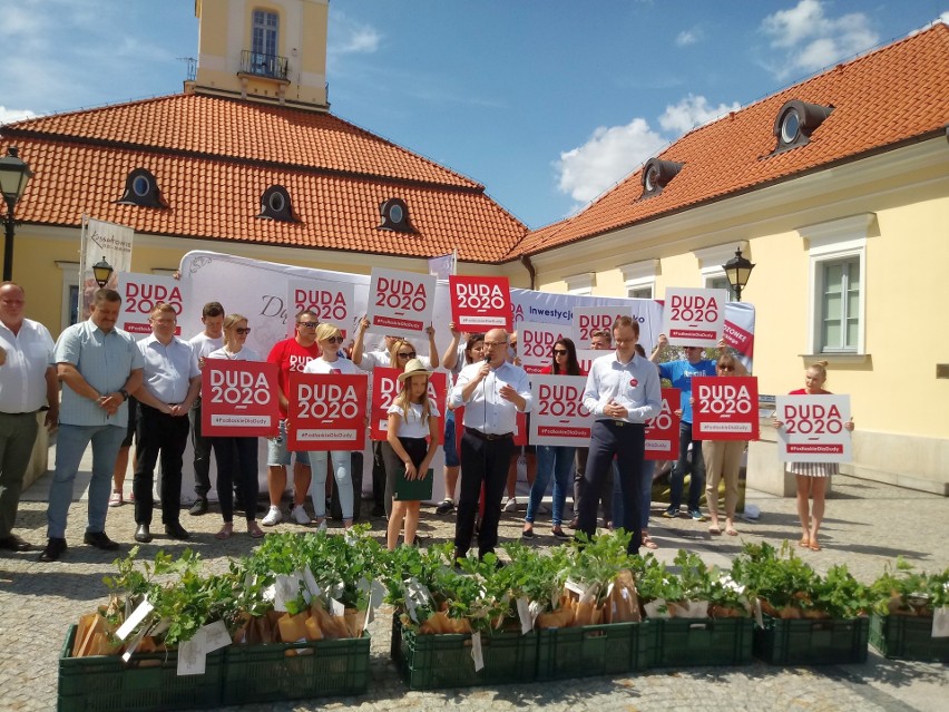 Marszałek Artur Kosicki rozdawał sadzonki dębów i zachęcał...