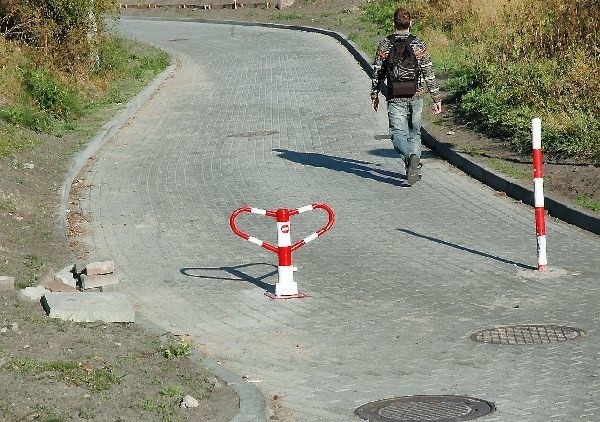 Teraz po wybrukowanej niedawno ul.  Iwaszkiewicza można tylko chodzić i jeździć  rowerem.